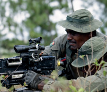 Two Republic of Fiji Military Forces personnel operating a machine gunin the Nausori Highlands.