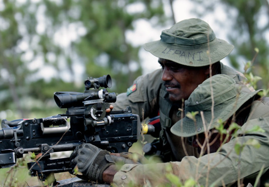 Two Republic of Fiji Military Forces personnel operating a machine gunin the Nausori Highlands. 