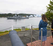 As HMNZS Te Mana’s gun salute echoes around the harbour, Canada bids farewell to the ship and crew as she departs Esquimalt Harbour at Duntze Head, Canadian Forces Base Esquimalt on 30 May 2022.