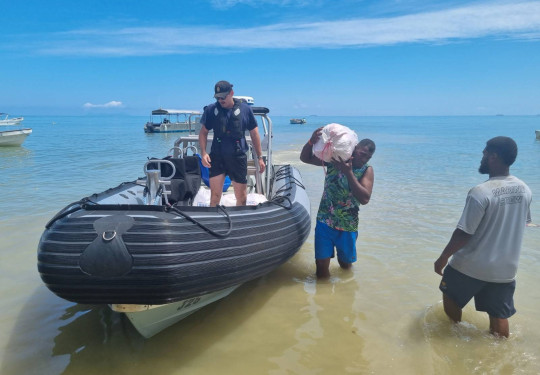 HMNZS Manawanui personnel delivering aid to Malolo Island