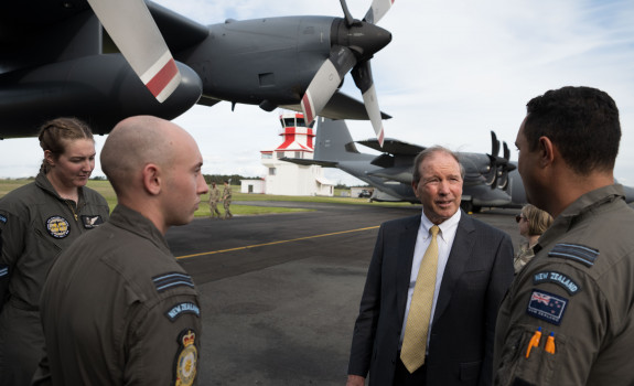 U.S. Ambassador Tom Udall meets RNZAF personnel at RNZAF Base Auckland ahead of Exercise Nocturnal Reach, a combined USAF and RNZAF exercise.