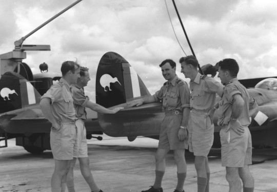 Territorial Air Force personnel inspect the Kiwi artwork painted on the rudder of a No. 14 Squadron Venom at RAF Station Tengah, Singapore, 1955 Photo: Air Force Museum of New Zealand