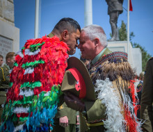 Corporal Nori Lee and Chief of Army Major General Boswell hongi at the New Zealand Memorial Service in Chunuk Bair, Gallipoli.