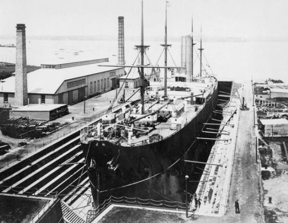 A black and white photo of SS Kaikoura in Calliope Dock 1906
