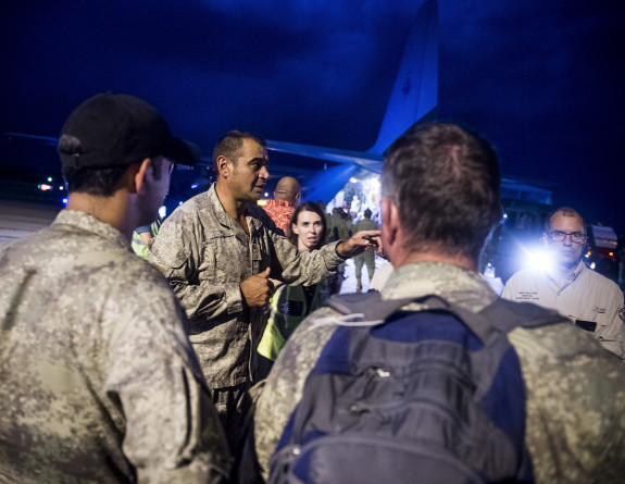 An Lieutenant Colonel directs efforts during the unloading of aid supplies from an C-130H(NZ) Hercules in Suva, Fiji 