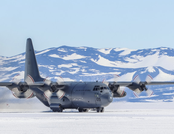 C-130H(NZ) Hercules landing in Antarctica.