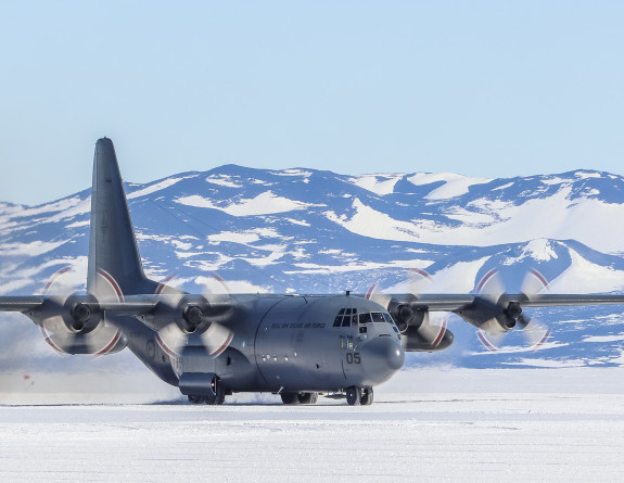 C-130H(NZ) Hercules landing in Antarctica. 
