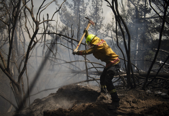 An NZDF firefighter responding to the Nelson fires in Richmond. 