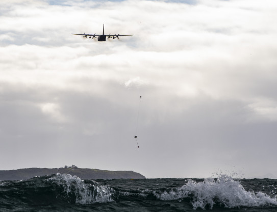 A C-130H(NZ) Hercules practising Search and Rescue in the Hauraki Gulf