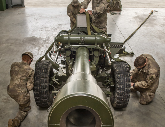 Gunners from 16FD Regiment practice rigging some L119 105 Howitzers at Linton Military Camp during EX Steel Talon.