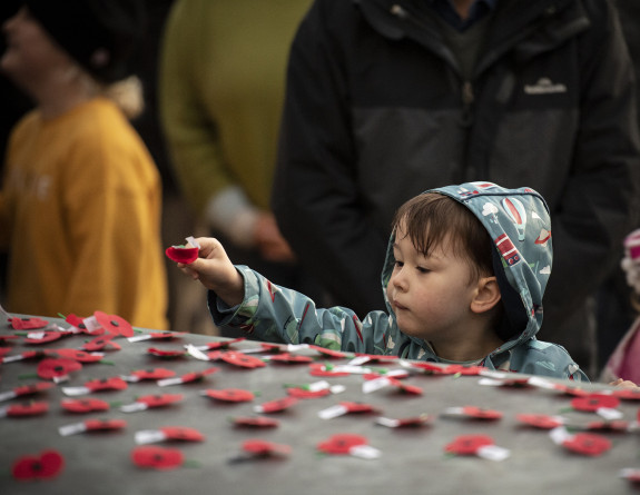 Members of the public lay poppies on the Tomb of the Unknown Warrior on Anzac Day in 2021.