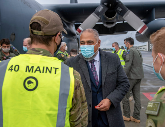 The Minister of Defence Hon Peeni Henare farewells RNZAF personnel before they leave Base Auckland to support Ukraine. The Minister is facing the camera and is wearing a mask.