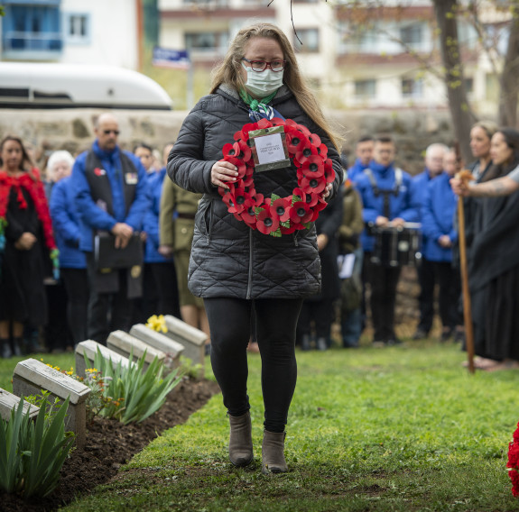 Ozden Guney from Commonwealth War Graves Commission lays a wreath during the ceremony.