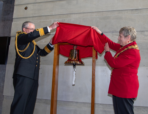 Chief of Navy, Rear Admiral David Proctor (left) presents the bell to Christchurch Mayor, Lianne Dalziel (right) at the city council offices.