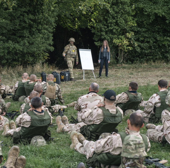A New Zealand Army soldier presents to Ukrainian recruits in the UK.