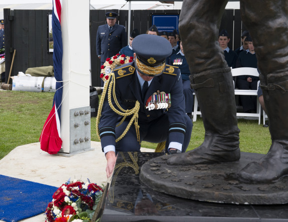 Chief of Air Force Air Vice-Marshal Darryn Webb laying a wreath at the newly unveiled Sir Keith Park statue at Thames Airfield.