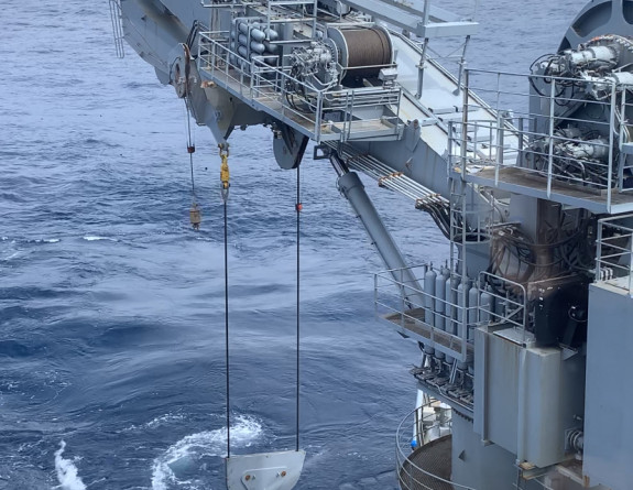 The main crane of HMNZS Manawanui conducts a launch test before deploying the ROV.