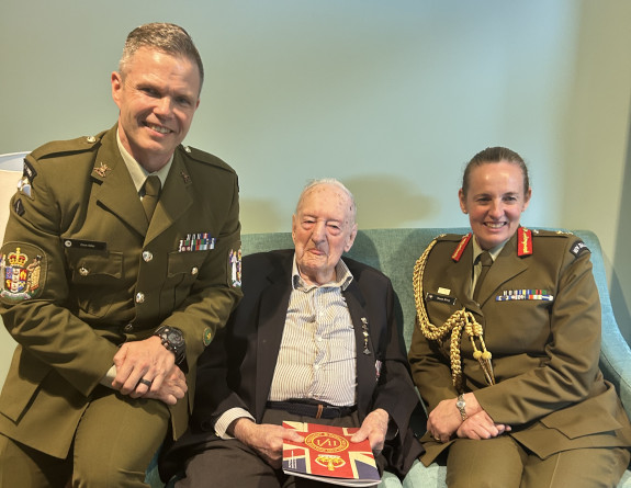 Chief of Army Major General Rose King and Sergeant Major of the Army Warrant Officer Class One Dave Alder spent time with Mr Doug Reid following his battalion’s historic recognition on 2/1 RNZIR’s Colours.