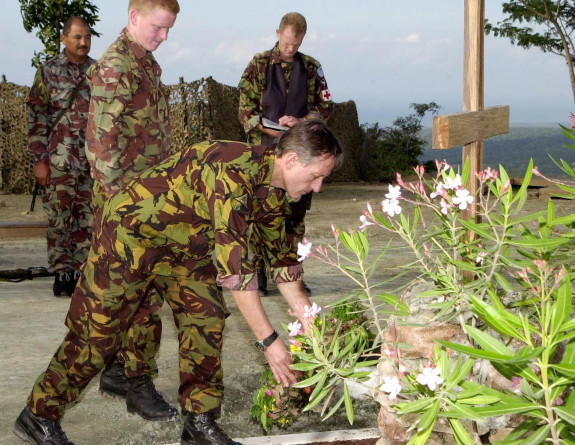 Major General Martyn Dunne lays a wreath at the memorial service for Private Leonard Manning at Tilomar, East Timor, July 2001