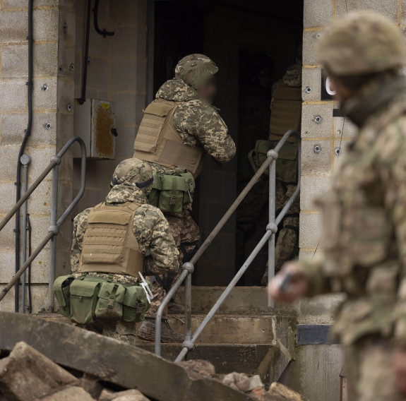 NZDF personnel deliver infantry training in the UK to Armed Forces of Ukraine trainees. Photo credit: Australian Defence Force.