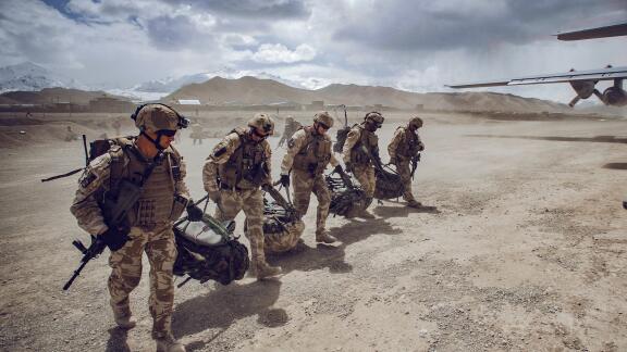 Soldiers in Afghanistan boarding plane